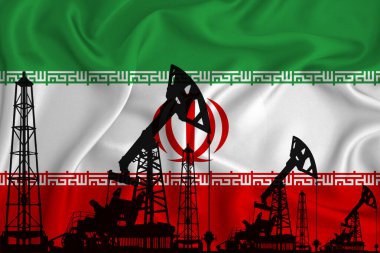 İran bayrağının arka planında sondaj kulesi ve petrol kuyusu silueti var. Petrol ve gaz endüstrisi. Petrol alanları ve petrol şirketleri kavramı.