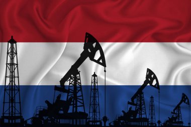Hollanda bayrağının arka planında sondaj kulesi ve petrol kuyusu silueti var. Petrol ve gaz endüstrisi. Petrol alanları ve petrol şirketleri kavramı.