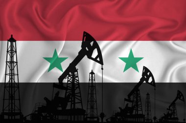 Suriye bayrağının arka planında sondaj kulesi ve petrol kuyusu silueti var. Petrol ve gaz endüstrisi. Petrol alanları ve petrol şirketleri kavramı.