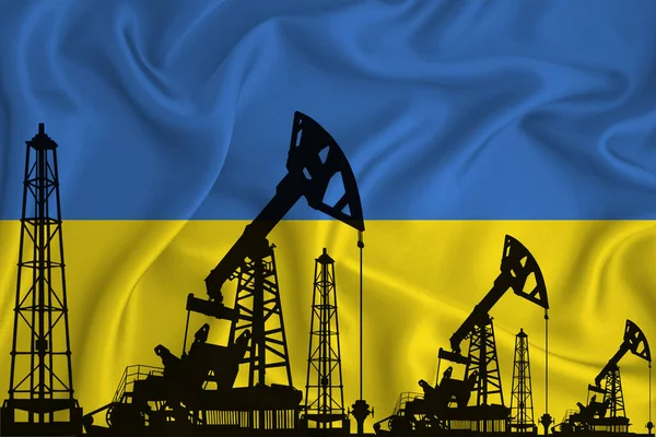 Silhueta Plataformas Perfuração Derricks Petróleo Fundo Bandeira Ucrânia Indústria Petróleo — Fotografia de Stock