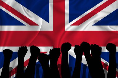 Büyük Britanya bayrağının arka planında kaldırılmış kolların silueti ve sıkılmış yumruklar. Güç, güç, çatışma kavramı. Metnin için yer.