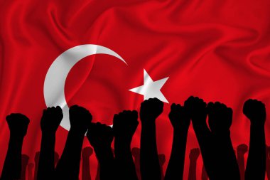 Türkiye bayrağının arka planında kaldırılmış kolların silueti ve sıkılmış yumruklar. Güç, güç, çatışma kavramı. Metnin için yer.
