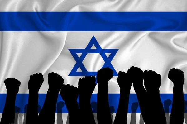 在以色列国旗的背景上 高举的胳膊和紧握拳头的轮廓 冲突的概念 有地方放你的文字 — 图库照片