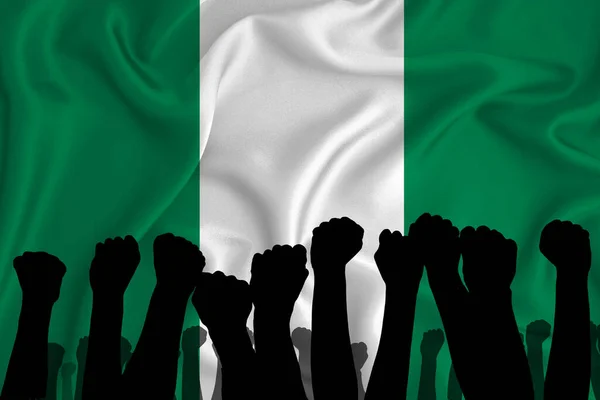 尼日利亚国旗背景上高举的胳膊和紧紧抓住的拳头的轮廓 冲突的概念 有地方放你的文字 — 图库照片