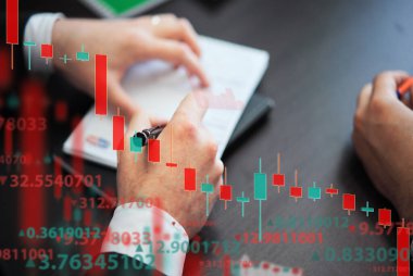 Bir grup insan borsayı analiz ediyor. İş ve finans, teknoloji, kripto para birimi, hisse senedi krizi, düşen fiyatlar, düşüş grafiği veya Forex grafiği, ekonominin çöküşü.