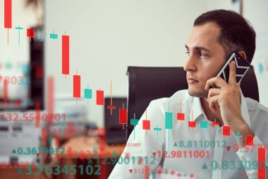Genç işadamları dizüstü bilgisayardaki borsayı inceliyor. İş ve finans, teknoloji, kripto para birimi, hisse senedi krizi, düşen fiyatlar, düşüş grafiği veya Forex grafiği, ekonominin çöküşü.