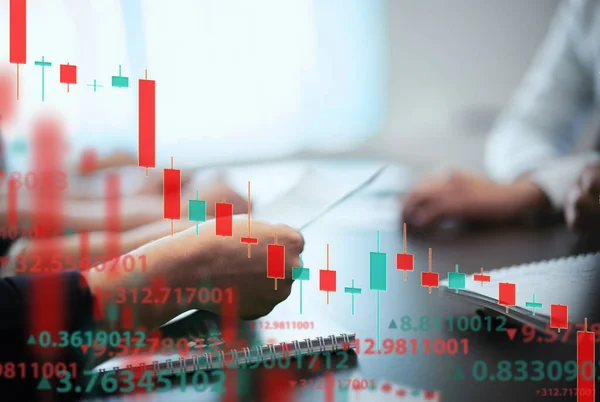 Grupp Människor Analyserar Aktiemarknaden Företag Och Finans Teknik Cryptocurrency Aktiekris — Stockfoto