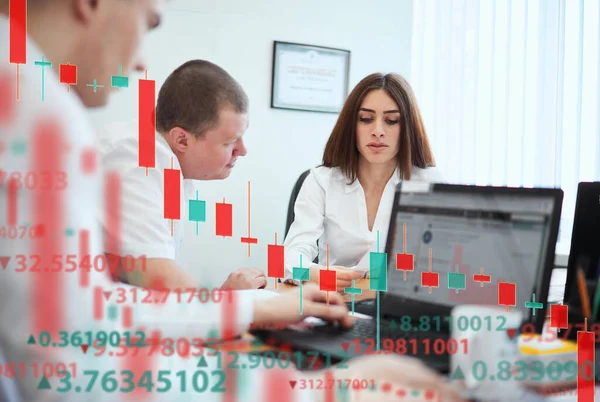 Skupina Lidí Analyzuje Akciový Trh Obchod Finance Technologie Kryptoměna Akciová — Stock fotografie