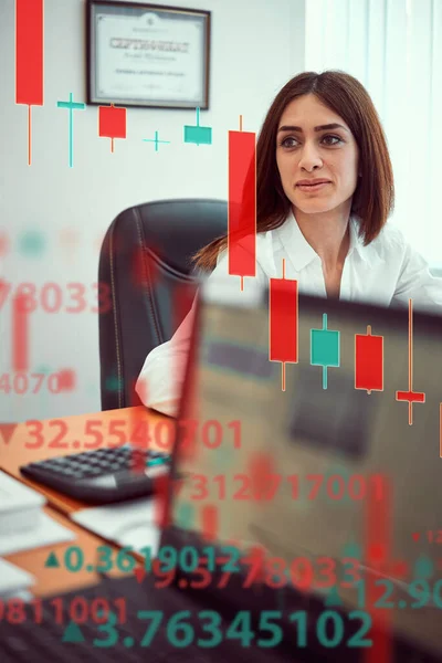 Ung Affärskvinna Analyserar Aktiemarknaden Bärbar Dator Företag Och Finans Teknik — Stockfoto