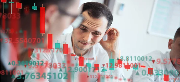 Eine Gruppe Von Leuten Analysiert Den Aktienmarkt Unternehmen Und Finanzen — Stockfoto