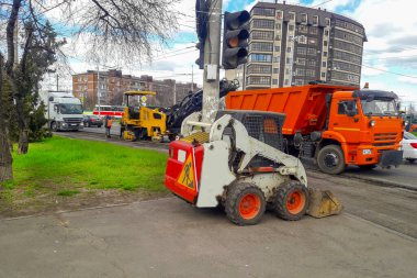 Yol inşaatı yürütme ve sıkıştırma ile yapılır. Asfaltı kaldırıp kamyona yüklüyorlar..