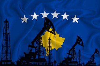 Kosova Bayrağı 'nı geliştiriyorum. Bayrak arka planında sondaj kulesi ve petrol kulesi silueti. Petrol ve gaz endüstrisi. Petrol alanları, gaz ve petrol şirketleri kavramı. 3B görüntüleme.