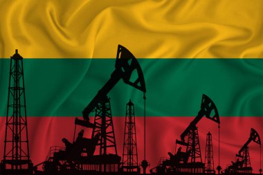 Litvanya 'nın Gelişen Bayrağı. Bayrak arka planında sondaj kulesi ve petrol kulesi silueti. Petrol ve gaz endüstrisi. Petrol alanları, gaz ve petrol şirketleri kavramı. 3B görüntüleme.