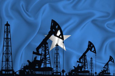 Somali 'nin Bayraklarını Geliştiriyorum. Bayrak arka planında sondaj kulesi ve petrol kulesi silueti. Petrol ve gaz endüstrisi. Petrol alanları, gaz ve petrol şirketleri kavramı. 3B görüntüleme.