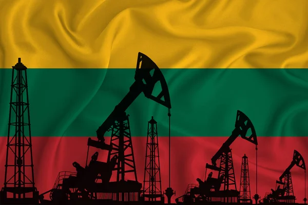 Rozwijająca Się Flaga Litwy Sylwetka Platform Wiertniczych Platform Wiertniczych Tle — Zdjęcie stockowe