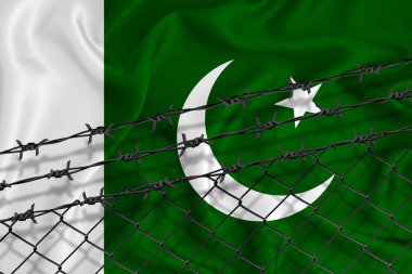 Pakistan bayrağı, tel örgüler ve dikenli teller geliştiriyoruz. Göçmen izolasyonu kavramı. Metnin için yer.