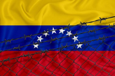 Venezuela bayrağı, tel örgüler ve dikenli teller gelişiyor. Göçmen izolasyonu kavramı. Metnin için yer.
