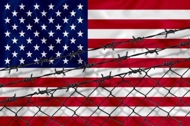 Amerikan bayrağı, tel örgüler ve dikenli teller geliştiriyoruz. Göçmen izolasyonu kavramı. Metnin için yer.;