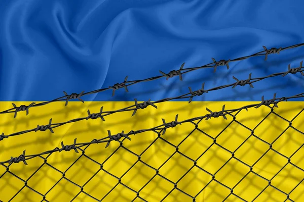 Розвиток Українського Прапора Сітчатого Паркану Колючого Дроту Концепція Ізоляції Емігрантів — стокове фото