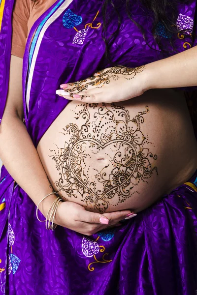 Henné tatoo sur ventre enceinte — Photo