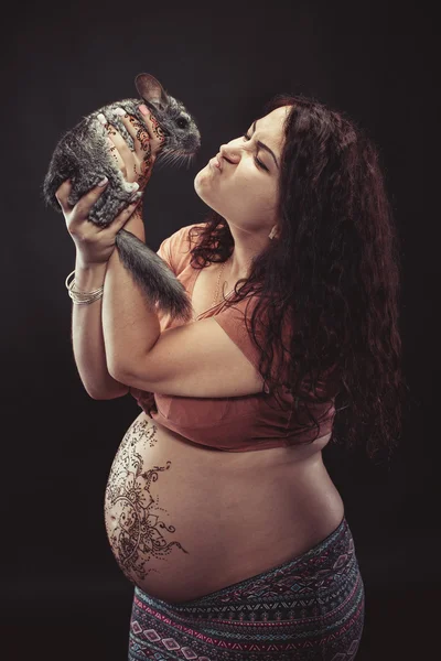 Femme enceinte avec chinchilla — Photo