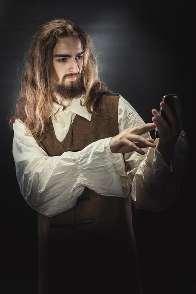 Cep telefonu ile Ortaçağ korsan — Stok fotoğraf