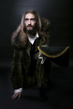 Dizimin korsan üzerinde çömeldi