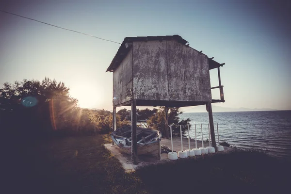 Structure en bois sur le rivage — Photo