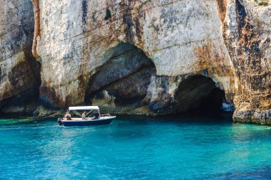 Mavi caveshttp://st3.depositphotos.com/5979940/14420/i/450/depositphotos_144201939-motor-boat-in-blue-caves.jpg Motorlu tekne