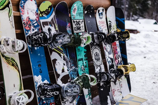Üst üste dinlenmiş snowboard