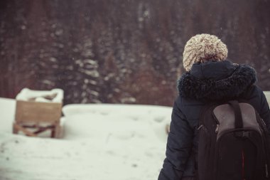 bir sırt çantası ile bir kız