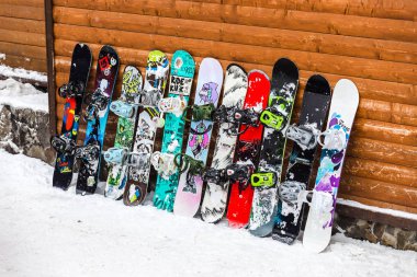 Üst üste dinlenmiş snowboard
