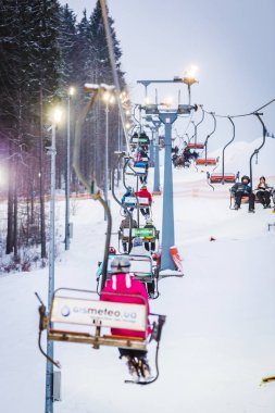 gökyüzü sandalye dağlarda