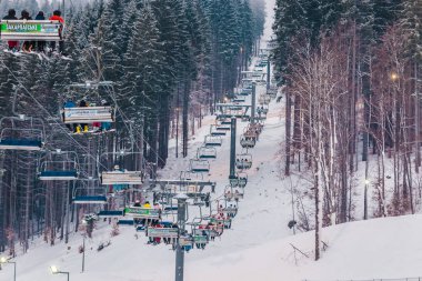 gökyüzü sandalye dağlarda