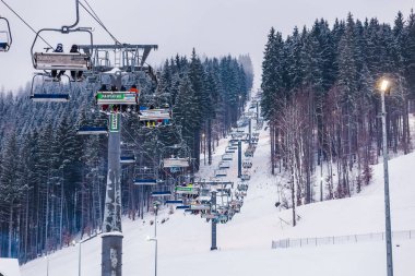 gökyüzü sandalye dağlarda