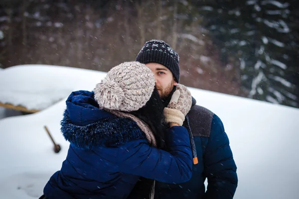 Zamilovaný pár v zimě — Stock fotografie