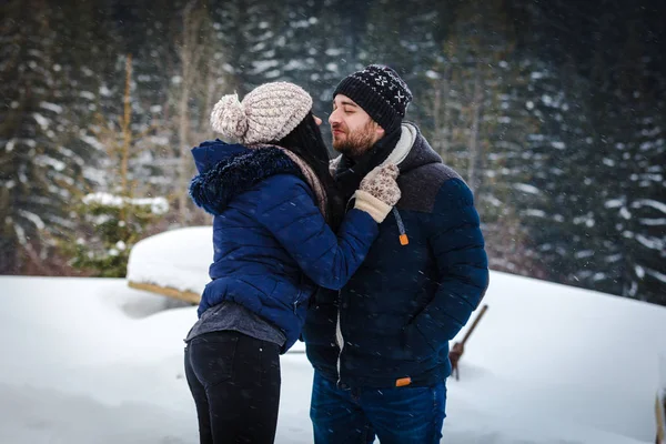 Kışın aşık çiftler