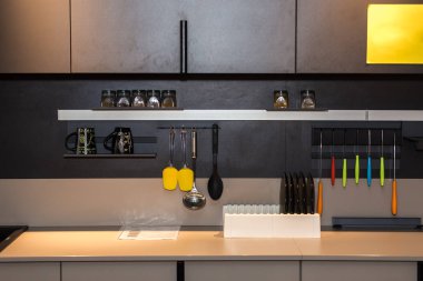 Mutfakta yerde çalışma