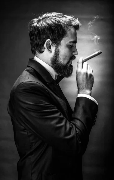 Курящий портрет джентльмена — стоковое фото