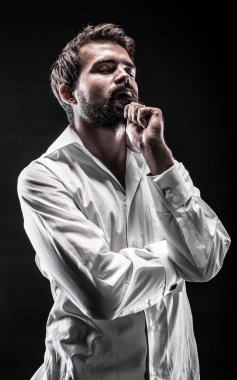 düşünceli sakallı adam