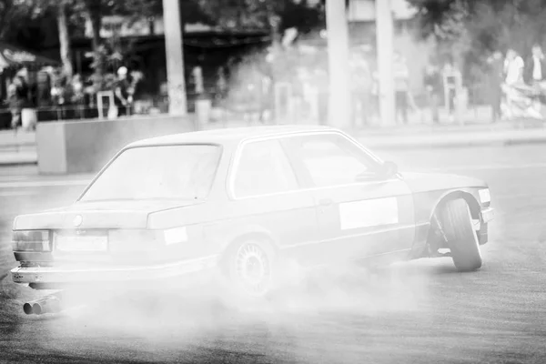 Bil i röken — Stockfoto