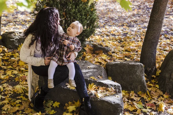 Mãe e filha no parque — Fotografia de Stock