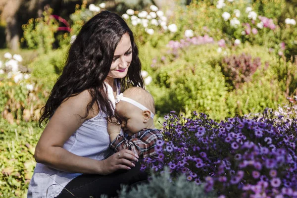 Máma a dcera v parku — Stock fotografie