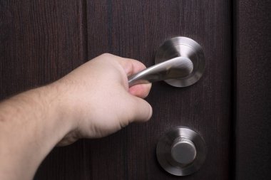 Kapıyı kilitle ve kolu