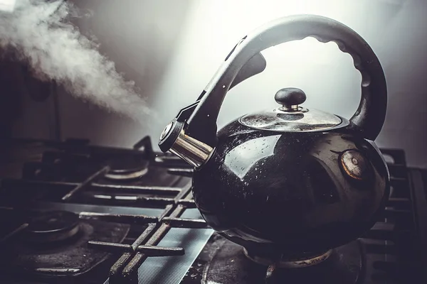 https://st3.depositphotos.com/5979940/18164/i/450/depositphotos_181642182-stock-photo-dirty-kettle-on-the-stove.jpg