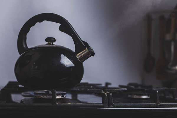 грязный чайник на плите
