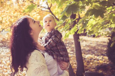 Anne ve kızı parkta.
