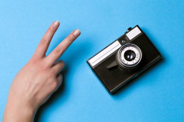 Retro kamera ve el
