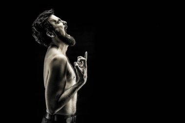 bir adam acı çığlığı