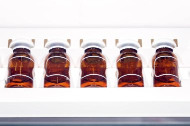 beyaz zemin üzerinde ampul